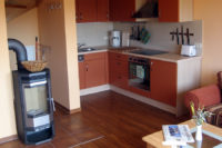 Küche und Kamin in der Ferienwohnung Scheune